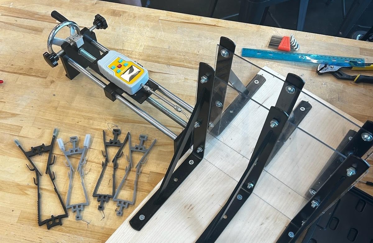 Buckling test rig with rubber-footed leg specimen